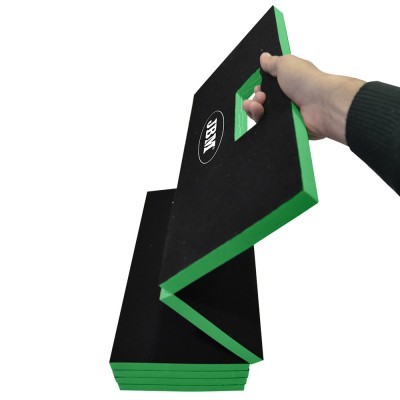 Fita de resistência preta com bordas verdes e texto TBM