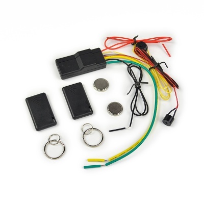 Conjunto de componentes eletrónicos com fios coloridos e dispositivos pretos sobre fundo branco