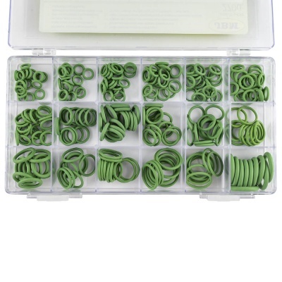 Caixa transparente com anéis de cortiça verde organizados em divisórias