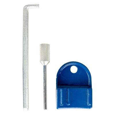 Conjunto de ferramentas metálicas: chave allen, lima cilíndrica e peça azul com furo circular