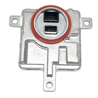 Peça metálica quadrada com aberturas pretas e anel vermelho