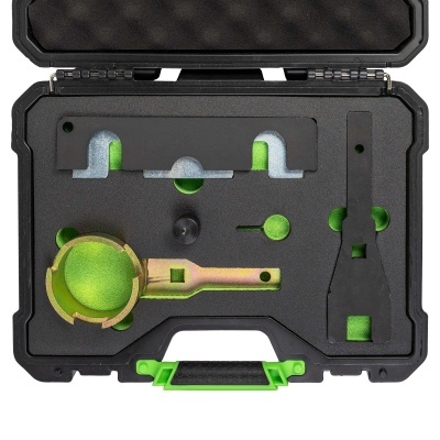 Estojo preto com ferramentas metálicas douradas e pretas e interior verde acolchoado