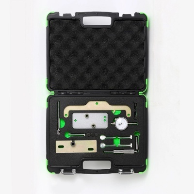 Estojo preto com ferramentas metálicas e borracha verde