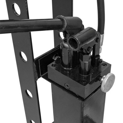 Peça mecânica em metal preto com alavanca e parafuso prateado