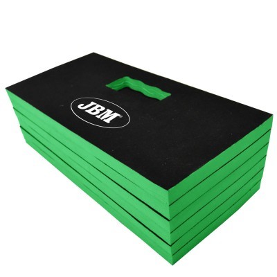 Banco portátil dobrável em espuma verde com topo preto e logotipo JBM