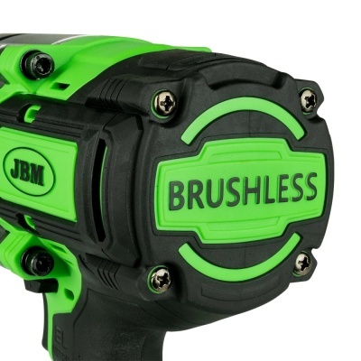 Ferramenta elétrica verde e preta com texto BRUSHLESS e sigla JBM