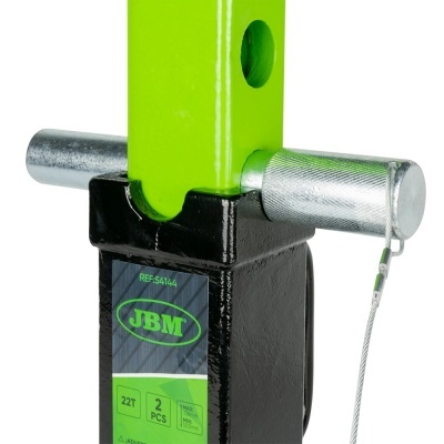 ferramenta metálica verde e preta com eixo prateado e etiqueta com texto JBM