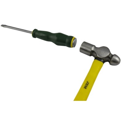 Chave de fenda com cabo verde e martelo com cabo amarelo e texto DBM