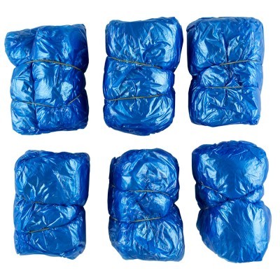 Seis pacotes enrolados azuis feitos de material plástico amarrados com cordas pretas
