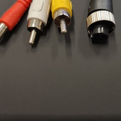 Cabos RCA vermelho, branco, amarelo e cabo preto com conector