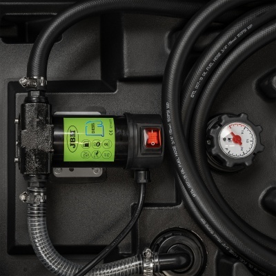 Bomba de combustível diesel preta com etiqueta verde e manómetro