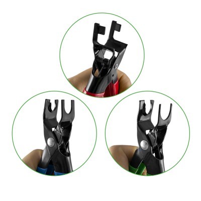 Pinças metálicas com punhos coloridos azul, vermelho e verde, seguradas à mão em fundo branco.