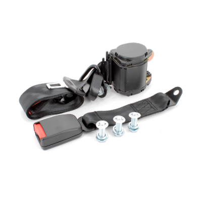 Cinto de segurança preto com fivela e parafusos em fundo branco