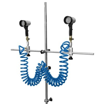 Suporte metálico com duas mangueiras de ar azuis e dispositivos pretos