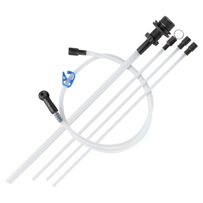 Conjunto de tubos e conectores de plástico em fundo branco