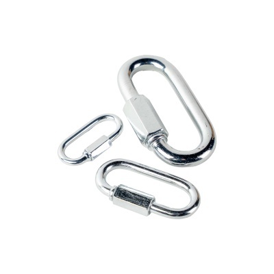 Três mosquetões metálicos prateados de tamanhos diferentes