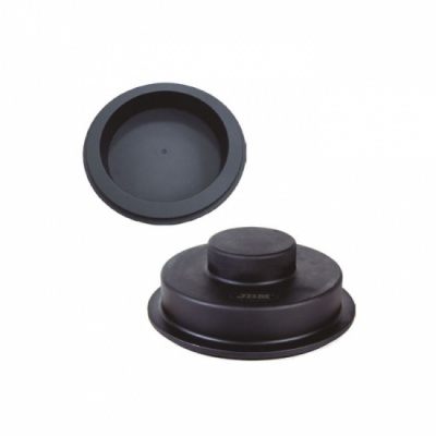 Duas tampas redondas pretas de plástico, uma com pega e outra lisa