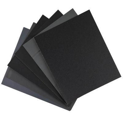 Folhas de lixa cinzentas e pretas dispostas em leque