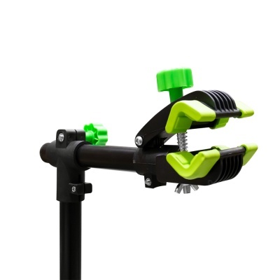Suporte para bicicleta com garras ajustáveis em verde e preto sobre fundo branco