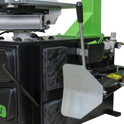 Máquina industrial com alavanca metálica e placas texturizadas