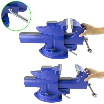 Torno de banco azul com alavanca e suportes para fixação, em duas posições ajustado por uma mão