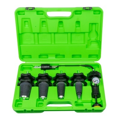 Conjunto de ferramentas com adaptadores de borracha e manómetro em mala verde.