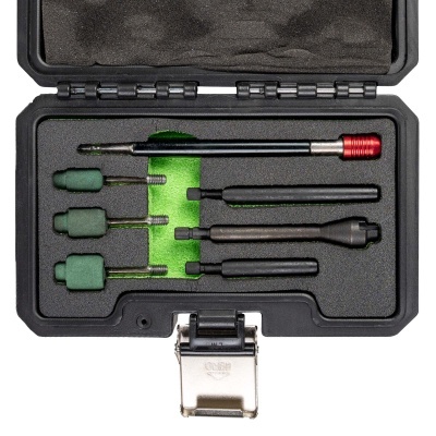 Conjunto de ferramentas com pontas de lixa verdes e peças metálicas pretas em estojo preto com interior verde.