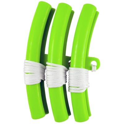 Três peças cilíndricas verdes com corda branca enrolada em cada uma de plástico.