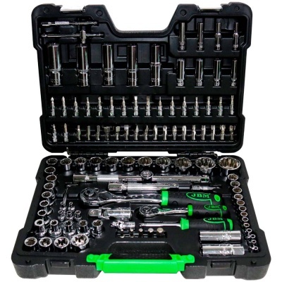 Conjunto de ferramentas com chaves de fendas, soquetes cromados e alicates numa caixa preta com pega verde