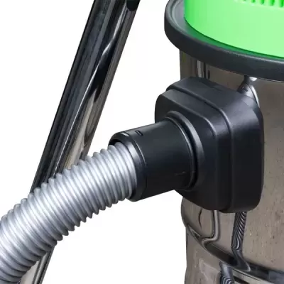 Parte metálica de aspirador com tubo flexível prateado e detalhes em preto e verde