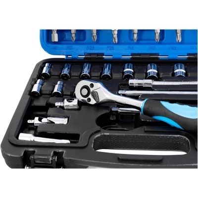 Conjunto de ferramentas com catraca e soquetes em caixa preta e azul.