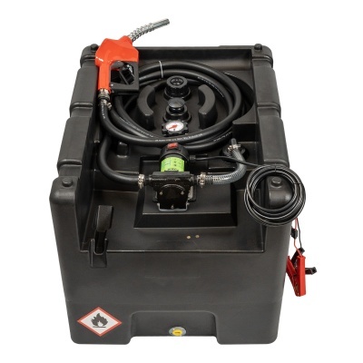 Depósito preto para combustível com mangueira e bico laranja