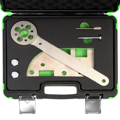 Ferramentas metálicas num estojo preto com interior em espuma preta e verde