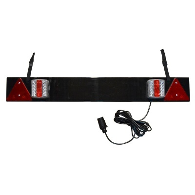 Barra preta com luzes traseiras vermelhas e brancas e cabos pretos