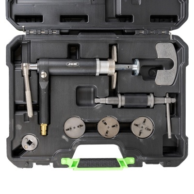 Conjunto de ferramenta preta e prateada em caixa de plástico preto com pega verde