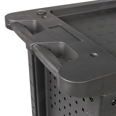 Carrinho de transporte preto com alça robusta e painéis perfurados