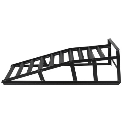 Rampa preta de metal inclinada com barras transversais para veículos ou armazenagem