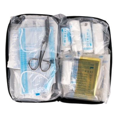 Estojo de primeiros socorros com máscaras, tesoura, gazes e fita adesiva