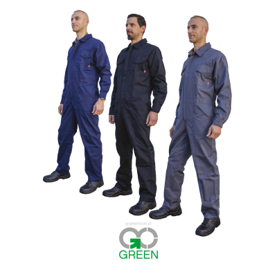 Três homens com macacões de trabalho azul, preto e cinza, calçando botas de segurança, com logotipo GoGREEN