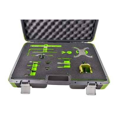 Mala de ferramentas com espuma preta e recortes verdes para várias ferramentas