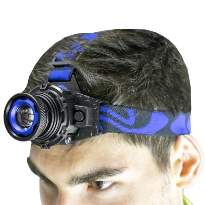 Lanterna de cabeça preta e azul com alça elástica e lente grande