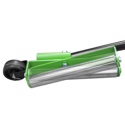 Ferramenta verde com partes metálicas e rodas pretas em fundo branco.