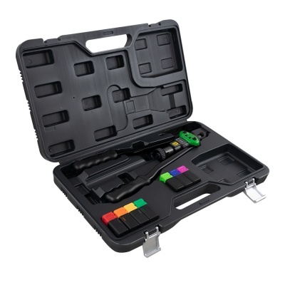 Estojo preto com ferramenta e blocos coloridos