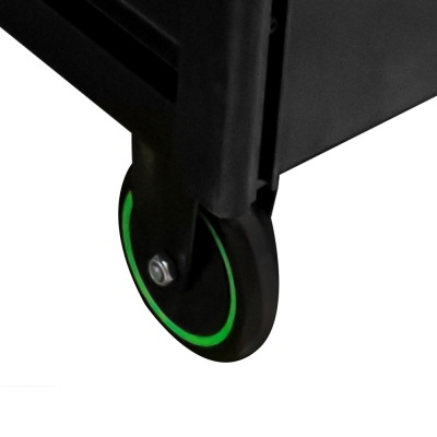 Roda preta com detalhe verde em estrutura preta