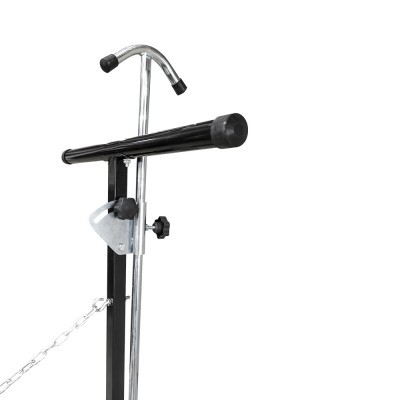 Suporte vertical metálico preto e cromado com barra horizontal e corrente