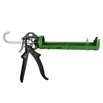 Pistola aplicadora de massa verde com punho preto e gancho metálico