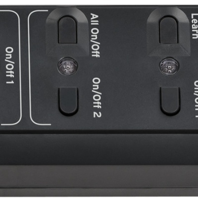 Extensão elétrica preta com seis tomadas e botões de controlo vermelho