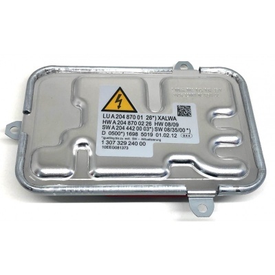 Componente electrónico metálico retangular com etiqueta branca de texto técnico