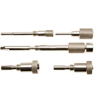 Cinco adaptadores metálicos prateados sobre fundo branco