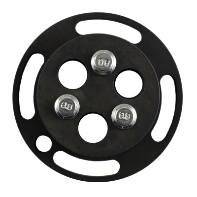 Objeto circular metálico preto com parafusos prateados e recortes